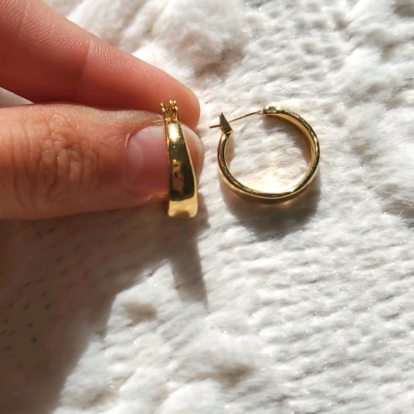 14 KT yellow gold hoop earrings - Picture 2 of 4